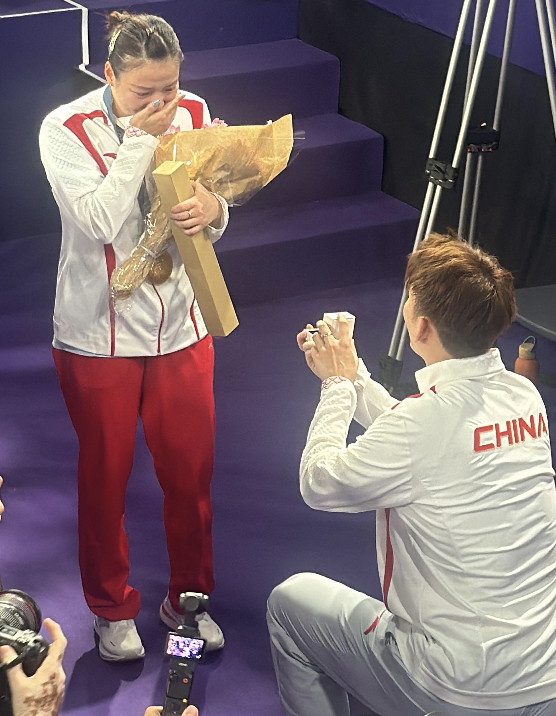 双打组合实力强大，捧起羽毛球金牌