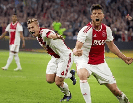 阿贾克斯队员合力挑战对手