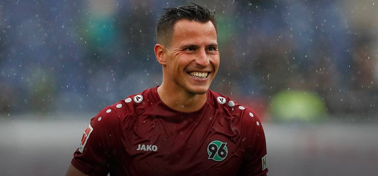 包含斯图加特关键绝杀汉诺威，保级奠定基础的词条