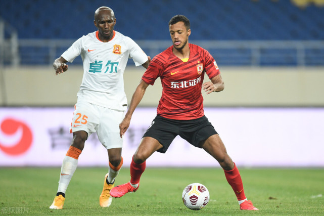 韩国球队外援表现出色获得球迷支持