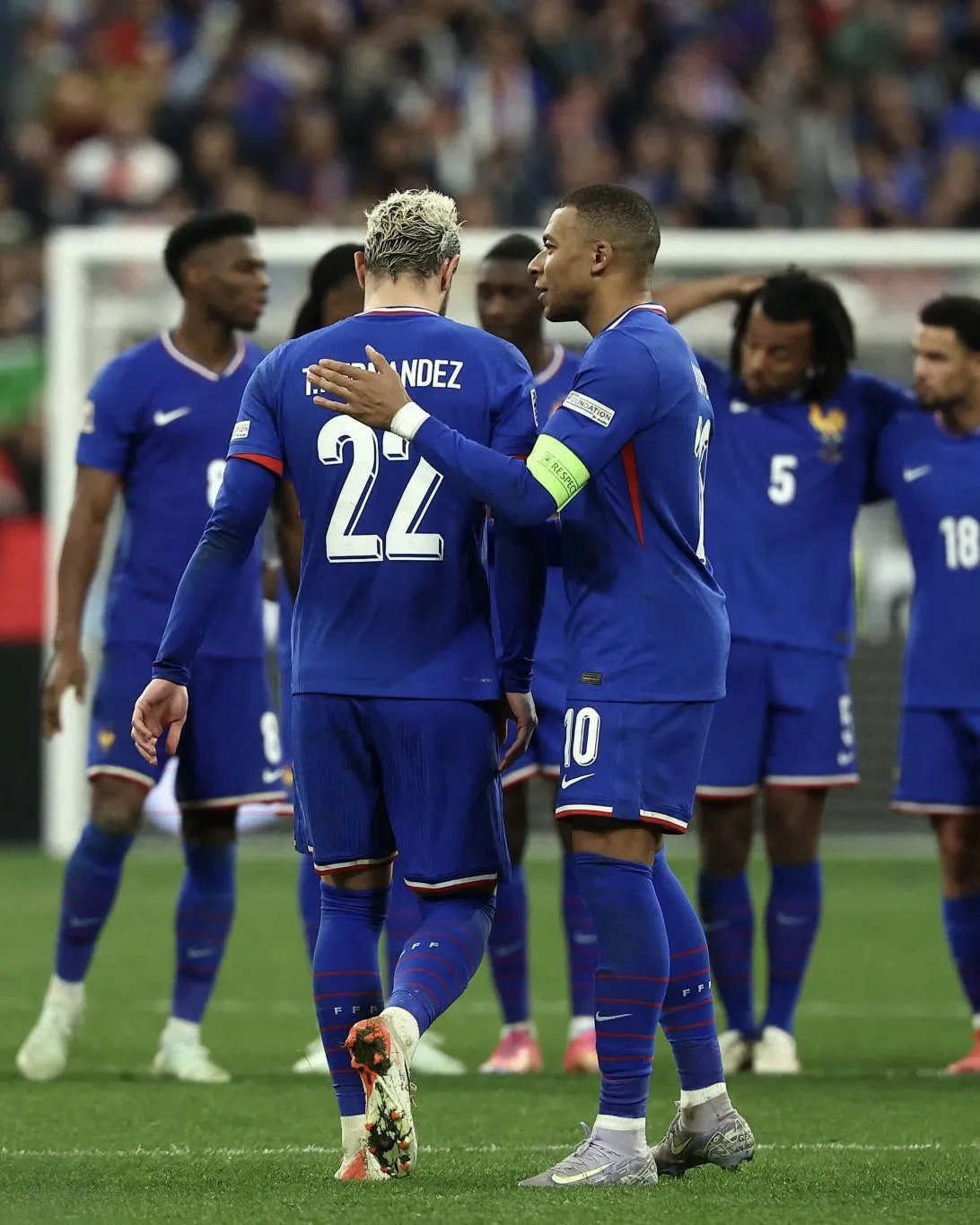 欧预赛比赛关键对决，球队拼尽全力