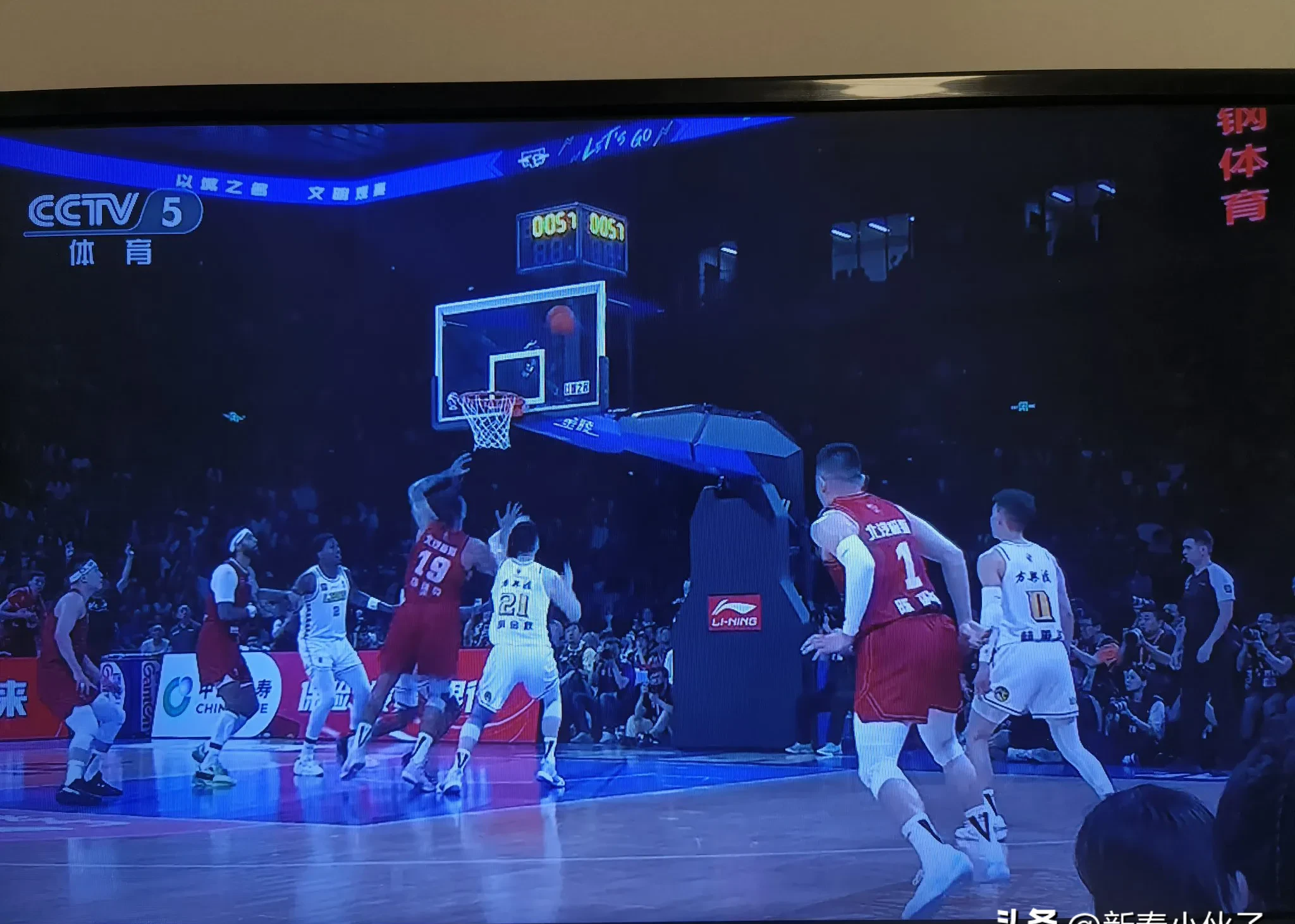 篮球对决引发球迷狂热,赛场上空前精彩的简单介绍 篮球对决引发球迷狂热,赛场上空前精彩的简单介绍