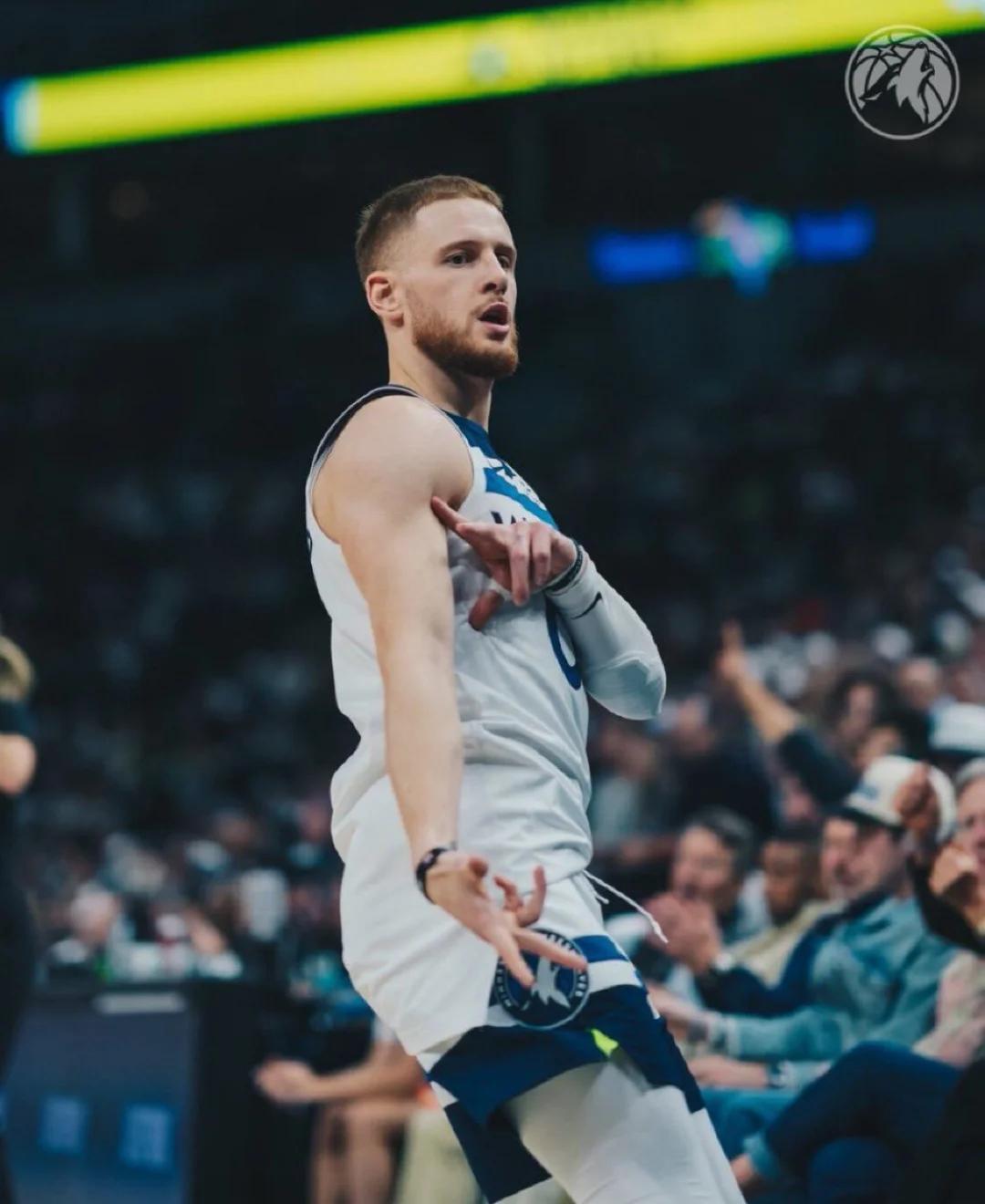 爵士大胜森林狼，保持不败