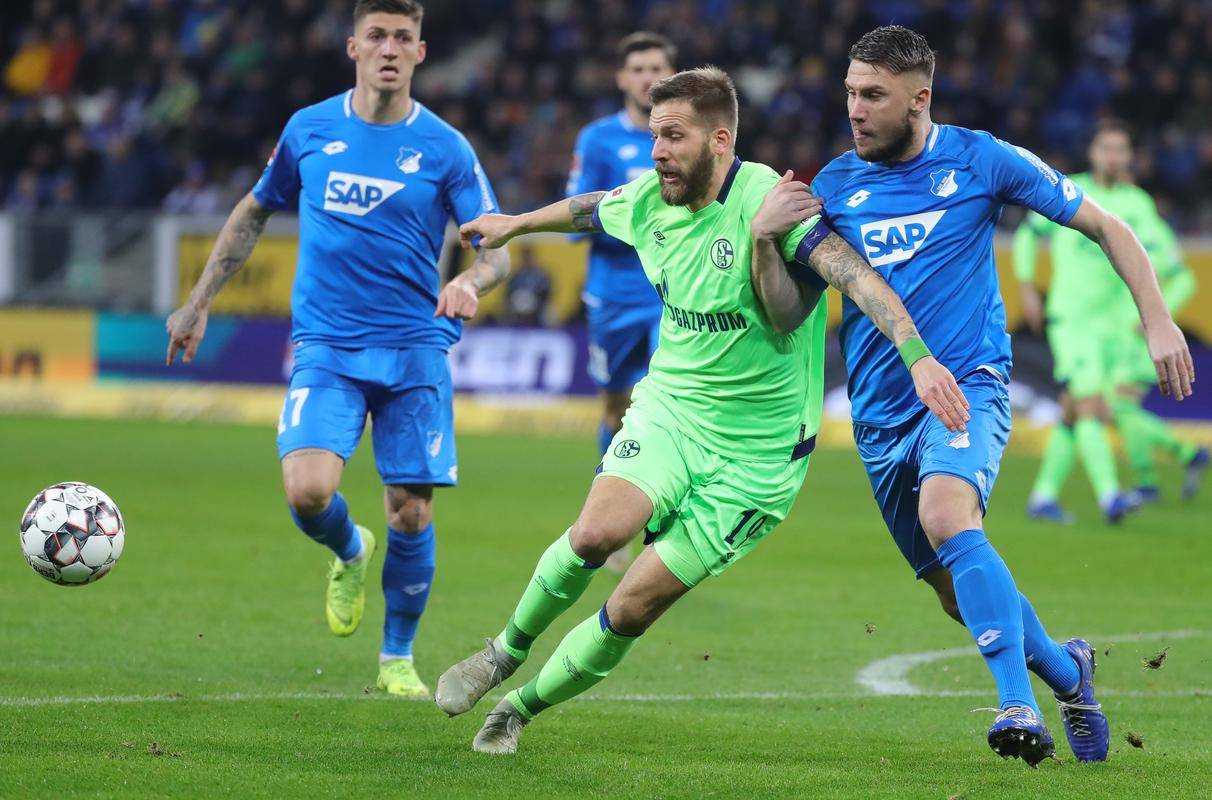 沙尔克04主场取胜科隆，结束连败困境