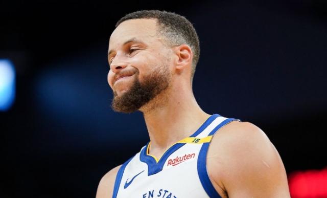 勇士胜魔术，库里罚球线上被装入篮筐