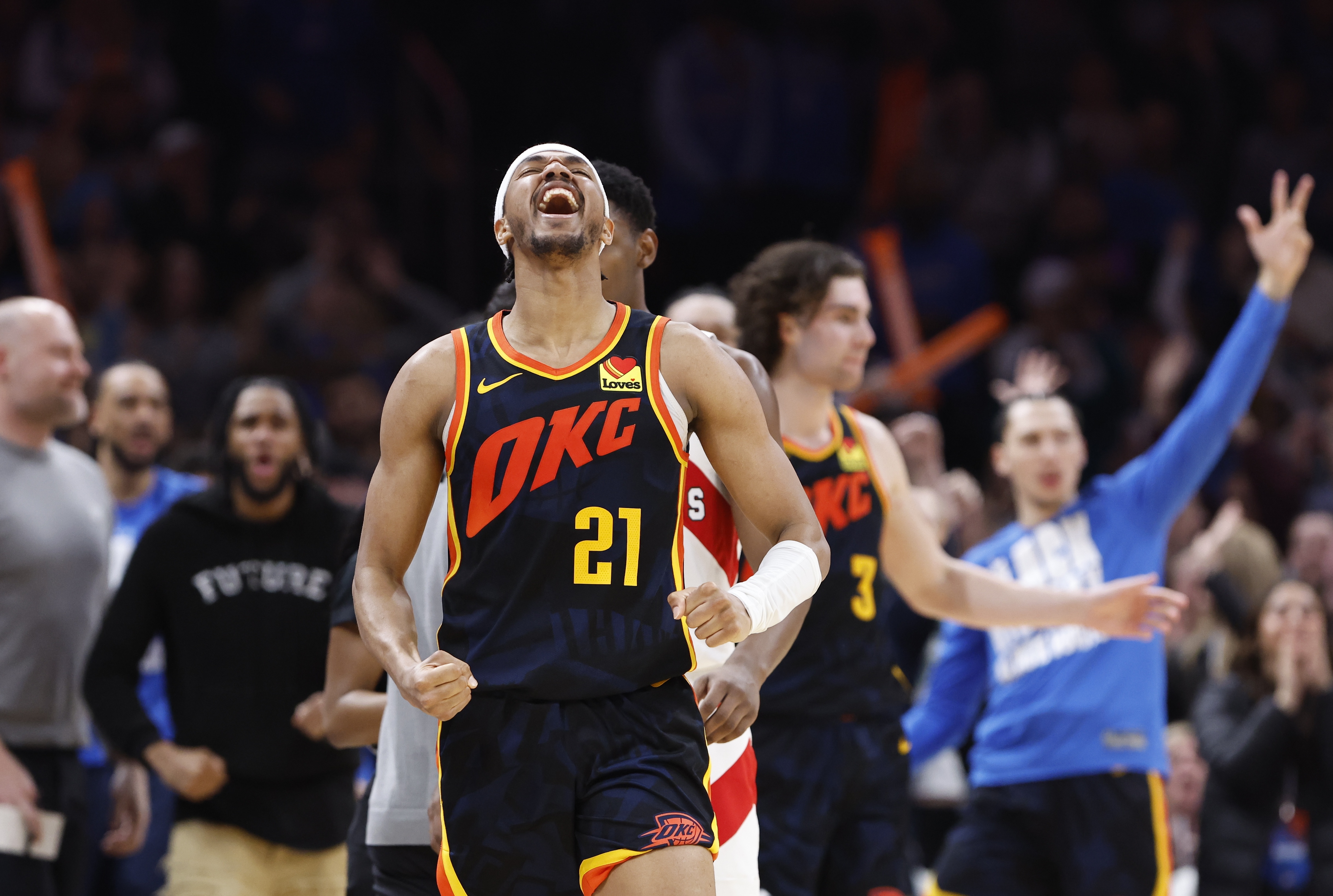 雄鹿遭76人逆转,失去主场优势 雄鹿遭76人逆转,失去主场优势